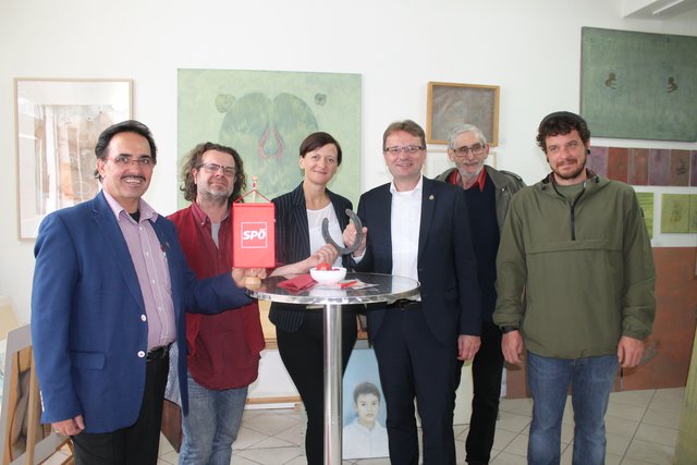 Im Atelier (von links): SP-Bezirkschef Erich Wahl, Markus Waltenberger, Nationalrätin Sabine Schatz, Hannes Heide sowie die Künstler Rudolf Burger und Lukas Schönböck. | Foto: Huber