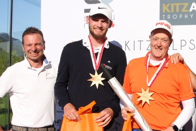 Turnierdirektor Christian Küchl, Bruttosieger Philipp Huber und der Nettosieger Klasse A, Überraschungsmann Christoph Trauner vom GC Brandlhof