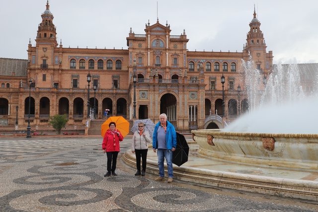 Die Besichtigungstour begann am Plaza de Espania in Sevilla. Sevilla gilt als eine der schönsten Städte Europas und besitzt dank der wechselvollen Geschichte eindrucksvolle Kunstdenkmäler aus allen Epochen. Die architektonischen Einflüsse der Mauren prägen beinahe den ganzen Stadtkern der viertgrößten Stadt Spaniens.
