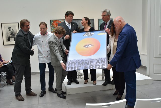 Bei der Präsentation im französischen Auktionshaus Artceurical imitierte das Leben die Kunst und die Akteure stellten (unfreiwillig) ein Barockgemälde nach.