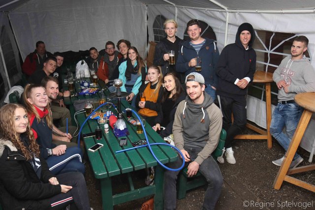 Die Jugend hat es sich in einem Partyzelt nahe dem Maibaum mit Musik, Snacks und Shisha gemütlich gemacht. Eine Maibaumwache in Partylaune.