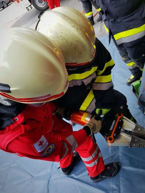 Auch das Hantieren mit hydraulischen Rettungsgeräten wurde geübt