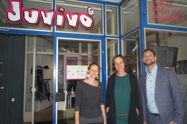 Einrichtungsleiterin Angelika Stuparek mit der pädagogischen Leiterin der Vereins Juvivo Gabriele Wild und Bezirksvorsteher Markus Rumelhart (SPÖ). | Foto: Fotos: Reisenbauer