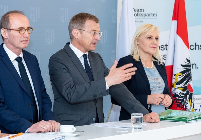 EU-Abgeordneter Othman Karas, Landeshauptmann Thomas Stelzer und OÖVP-Spitzenkandidatin Angelika Winzig. | Foto: OÖVP/Kerschbaummayr