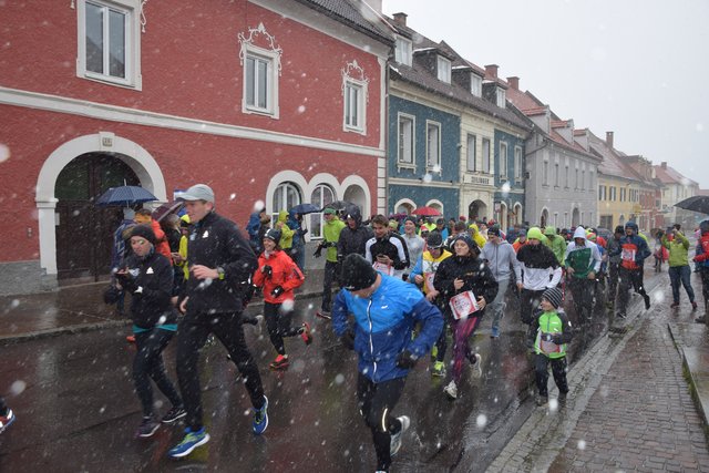 120 Läufer machten sich in Obdach auf den Weg. | Foto: Verderber