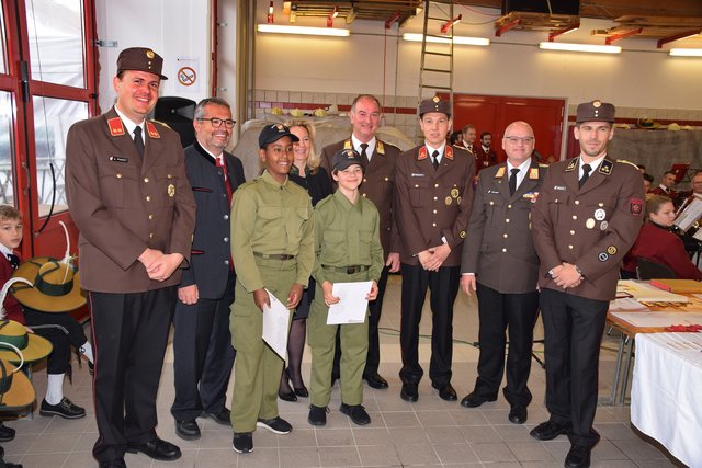 JFM Simon Reinisch und JFM Dominik Nigl wurden zu Jungfeuerwehrmännern befördert | Foto: Kamera Club Inzing