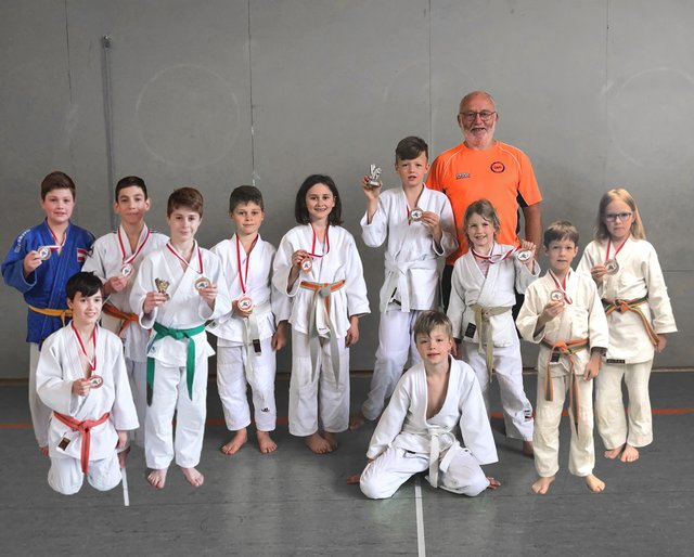 Die erfolgreichen Judokas des JZ Rapso mit Trainer Günther Brandtner