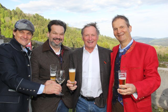 Weinagentur-Chef Günther Jordan, Hirter-Geschäftsführer Niki Riegler, Olympiasieger Franz Klammer und  Hirter Geschäftsführer Klaus Möller | Foto: Peter Pugganig