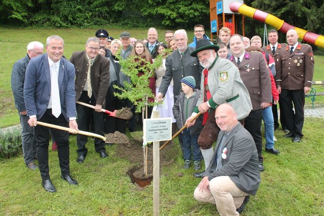 Der gemeinsam gepflanzte Baum ist Symbol für die florierende Städte-Partnerschaft von Wies und  Zeulenroda-Triebes.  | Foto: Waltl