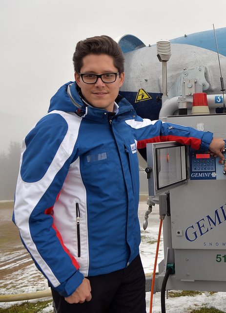 Eine schlagkräftige Beschneiungsanlage: "Kanonier" Fabrice Girardoni und eines seiner Schneekanonenbabys. | Foto: Pashkovskaya