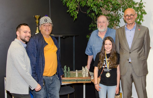 Von links: Gemeinderat Rainer Halwachs, Alexander Kutschker (Gewinner des mexikanischen Schachspiels), Gemeinderat Johann Pirgmayer, Glücksengerl Carmina Handrich und der Obmann des Schachvereines Korneuburg Lothar Handrich | Foto: Schachverein Korneuburg (Roman Pertl)