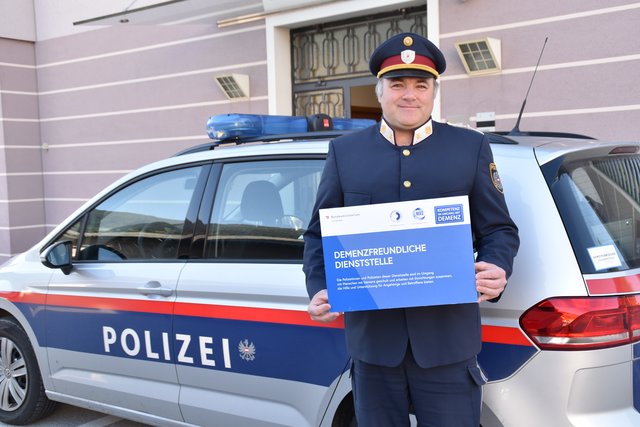 Postenkommandant Stv. Stefan Maneth hat stellvertretend für seine Kollegen das Zertifikat im Ministerium übernommen