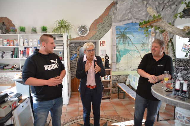 Bürgermeisterin Christine Dünwald-Specht mit Roman und Walter Bruckner im Fliesenparadies in Scheibbs.