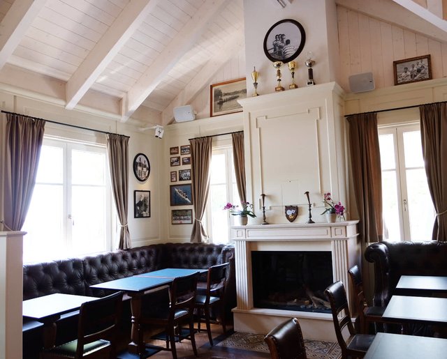 Das Bootshaus besticht im Inneren durch helles Holz, viel Geschmack und Accessoires aus dem Rudersport. | Foto: Das Bootshaus