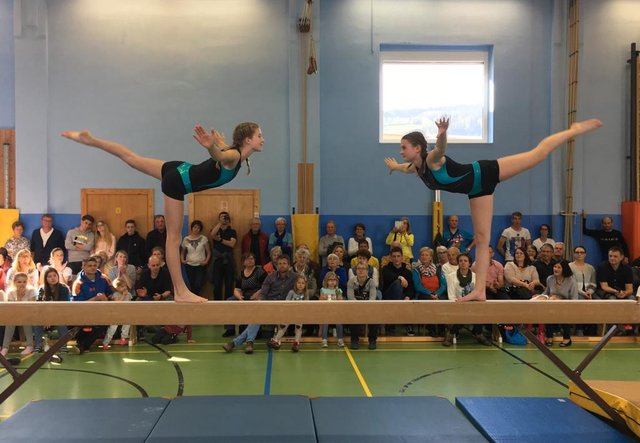 Immer in Balance: Die Jugendlichen des Langenwanger Turnvereins wissen genau, wie man sich am Schwebebalken bewegt.  | Foto: TV Langenwang