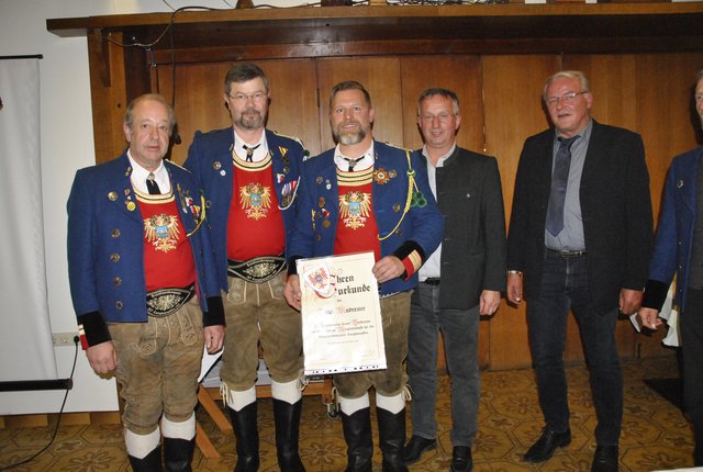 Kanonenoffizier Manfred Farthofer, Obmann Gerhard Farthofer, Hauptmann Paul Madreiter, Bgm. Andreas Ehrenstrasser und Hans Ampferer, stellvertretender Bataillonskommandant (v.l.).
