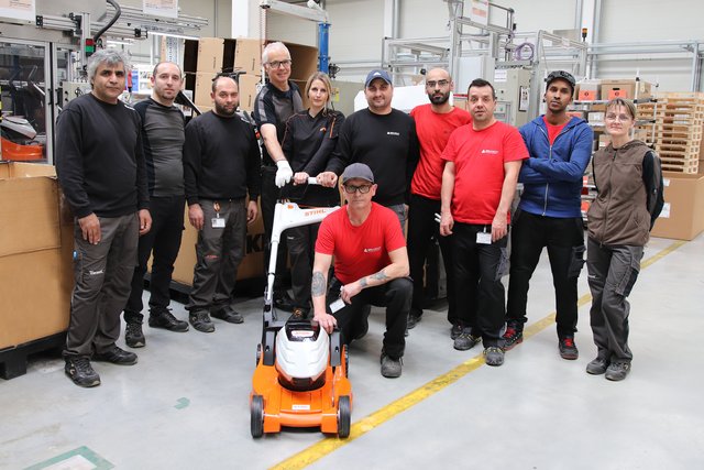 Die Mitarbeiter bei "Stihl Tirol" in Schaftenau dürfen sich über eine Erfolgsprämie freuen, GF Clemes Schaller (4.v.li.) hat kürzlich selbst am Montageband Hand angelegt.