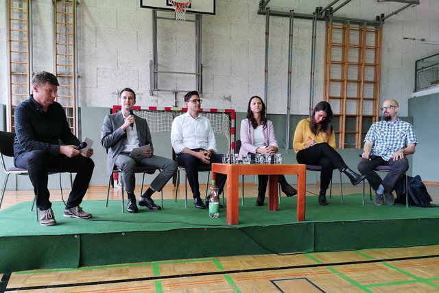 Vertreter aller Parteien bei der Podiumsdiskussion am BORG Jennersdorf, geleitet von Herwig Ritthammer (links): Thomas Grandits (FPÖ), Christian Dax (SPÖ), Michaela Pumm (ÖVP), Anna Bozecski, Roland Lehner (Grüne) | Foto: BORG/HAS Jennersdorf