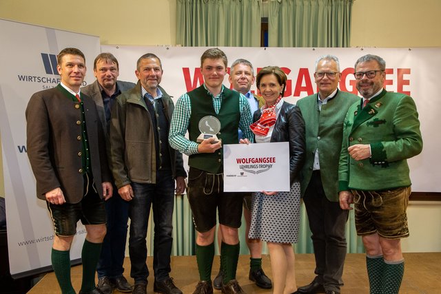 Ausgezeichneter Abschluss, tolle Zeugnisse und nun in der Nationalmannschaft: Jakob Marbler mit der „Wolfgangsee-Lehrlingstrophy“ und Gratulanten. WB-Obmann St. Gilgen, Andreas Kronawettleitner; Bürgermeister Strobl Josef Weikinger; Vize-Bürgermeister St. Wolfgang Wolfgang Peham; Jakob Marbler (Zimmerei ZE-Bau); WB-Obmann Strobl, Georg Eisl; Lt-Präs. Brigitta Pallauf; Initiative Standort OÖ-Chef Gottfried Kneifel; WB- Obmann St. Wolfgang, Arno Perfaller.