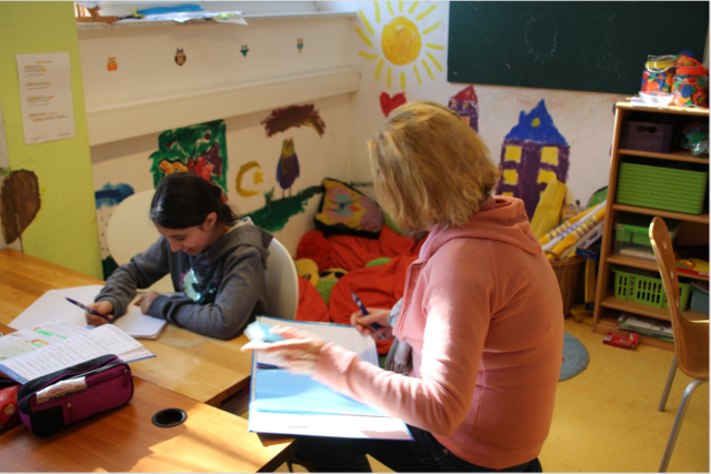 Freiwillige Helfer in Aktion beim Erledigen der Hausaufgaben