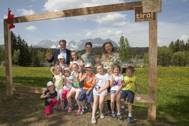 Im Vorjahr war das Familienfest des Landes am Schwarzsee bei Kitzbühel ein Anziehungspunkt für zahlreiche Tiroler Familien, hier im Bild LH Günther Platter (hinten li.) und Familienlandesrätin Patrizia Zoller-Frischauf (hinten re.) mit jungen BesucherInnen.