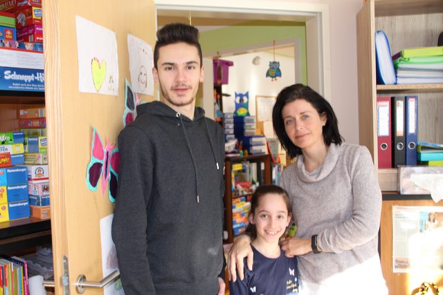 Die Leiterin Sonja Dick mit Mateo und einem ihrer Schützlinge