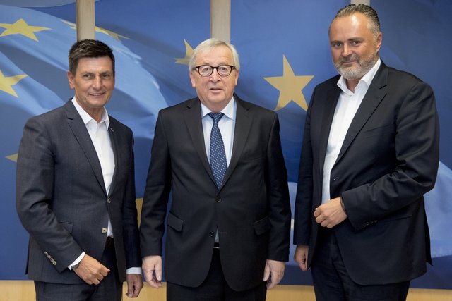 Das Burgenland hat vom EU-Beitritt stark profitiert: Der Burgenländische Landeshauptmann Hans Peter Doskozil (re.) mit Landesrat Christian Illdesits (li.) zu Besuch bei Jean-Claude Juncker (m.) am 6. Mai 2019.