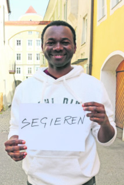 Da Nwolisa Maximus is seit Septemba Kaplan in Braunau. Mit da Mundoart håt a so seine Probleme – åba a oft a gscheite Gaudi.  | Foto: Höllbacher