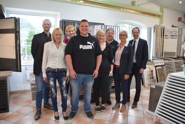 Eröffnungsfest im Fliesenparadies: Familie Bruckner mit ihren Gästen in Scheibbs.