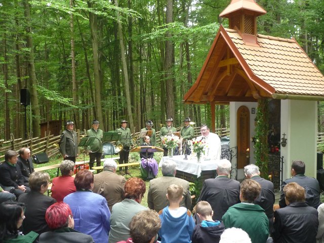 Die Hubertuskapelle wurde von den Jägern errichtet, die jährlich zur Maiandacht mitten im Wald lädt.
