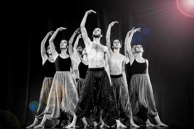 Die Tänzer/innen der Compagnie "ATEM" ergänzen das mystisch-rockige Konzertprogramm der Linzer Songwriterin SEM mit zeitgenössischen Tanzeinlagen. | Foto: Compagnie Atem