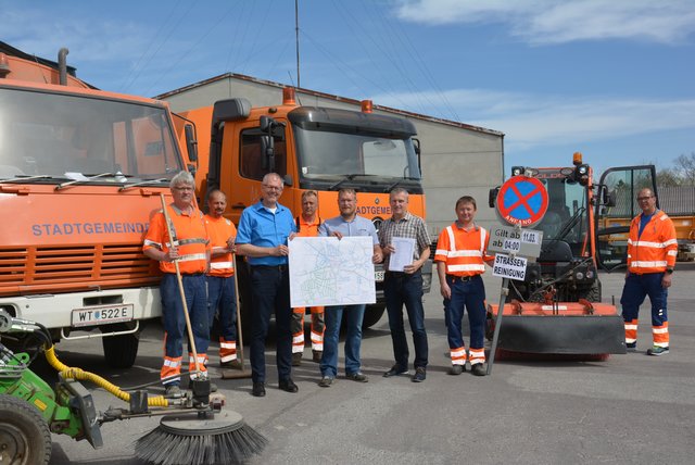 Die Straßenreinigung konnte heuer aufgrund der Ergebnisse des Projektes „Betriebsoptimierung“ effizienter und wirtschaftlicher abgewickelt werden. Stadtamtsdirektor und Projektinitiator Mag. Rudolf Polt und sein Stellvertreter Norbert Schmied bedankten sich beim Team der Wirtschaftsbetriebe für ihre Arbeit. Im Bild: Bernhard Fuchs, Werner Eichhorn, Stadtamtsdirektor Rudolf Polt, Ewald Kases, Wirtschaftshofleiter Christoph Bittermann, Stadtamtsdirektor-Stellvertreter Norbert Schmied, Franz Lissy und Werner Koppensteiner .