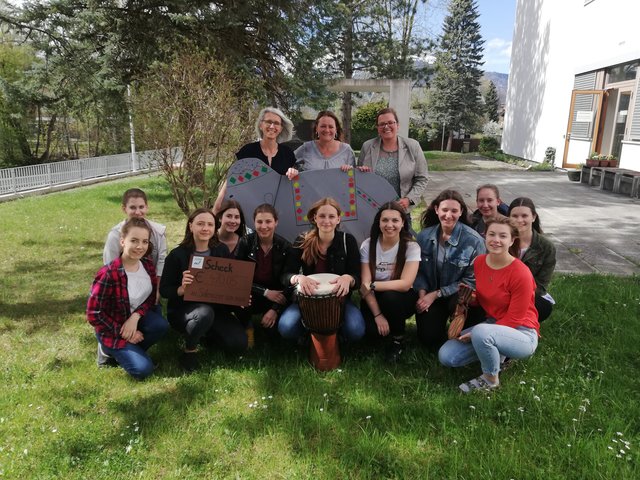 Das engagierte Projektteam und seine Betreuerinnen freuen sich über den Abschluss ihrer dreiteiligen sozialen Aktion für Indien und Benin.   Foto: Julia Willberger