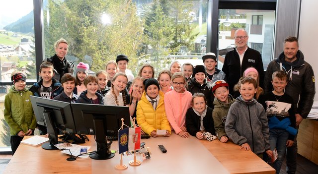 Die SchülerInnen der 3. & 4. Klasse der VS Ischgl mit Lehrerin Fabienne Wechner, Bürgermeister Werner Kurz und Direktor Paul Tschiderer