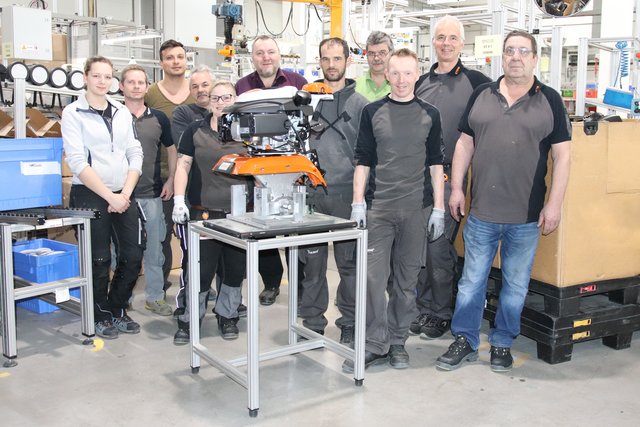 Die Mitarbeiter bei "Stihl Tirol" in Schaftenau dürfen sich über eine Erfolgsprämie freuen, GF Clemes Schaller (2.v.re.) hat kürzlich selbst am Montageband Hand angelegt.