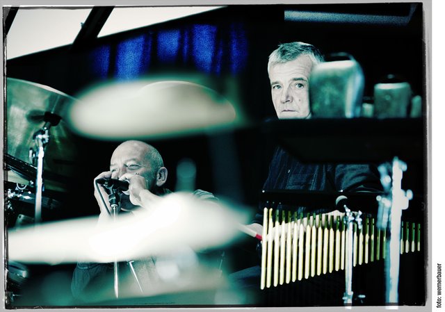 LiTONale: Bodo Hell &amp; Duo Hammerling
Das Duo Hammerling (Fritz Mosshammer: Alphorn, Fujara und Erwin Rehling: Schlagwerke, Fliesophon) performt gemeinsam mit dem Autor und Alpenhirt Bodo Hell (SprechKaskaden und Suaden) ein literarisch-musikalisches Feuerwerk ohne Brandgefahr und Luftverschmutzung, erhellend und dahinschnellend.
am Bild: Duo Hammerling | Foto: Werner Bauer