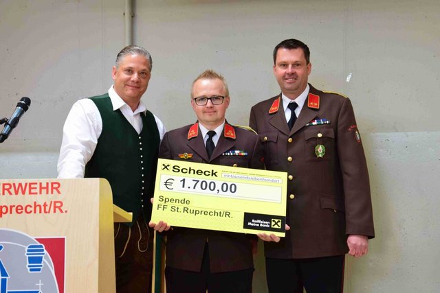 Robert Ronijak (Autohaus Unger), HBI Jürgen Wiener und OBI Gerald Unger