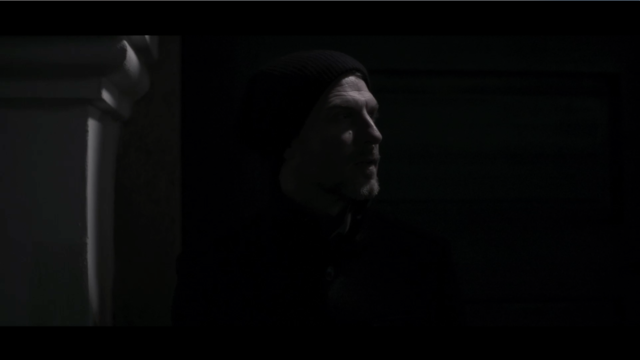 Der Film beginnt ganz mysteriös im Dunklen. Ein in spärliches Licht getauchtes Gesicht eines Mannes. Nur zögerlich sieht sich der offensichtlich Wartende um. Als er das Objekt seiner Begierde wahrnimmt, beginnt eine wilde Verfolgung durch die Schärdinger Altstadt.