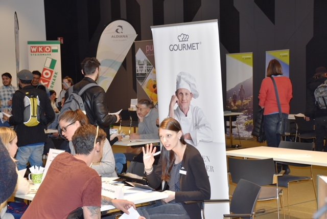 Gemeinsam mit Unternehmen der Gastronomie informierten die Mitarbeiter des AMS Liezen über Jobs im Sommersaison. | Foto: AMS/Tauscher