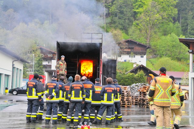 Die 24 Atemschutzträger der Stadtfeuerwehr Kitzbühel absolvierten eine Heißausbildung.