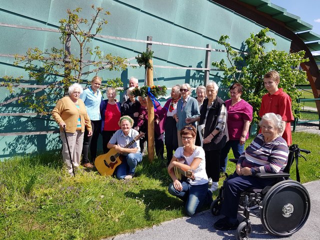 Gemeinsam organisierten Mitarbeiter und Besucher im Seniorenzentrum Straßwalchen ein tolles Fest und einen Maibaum zur Freude aller.