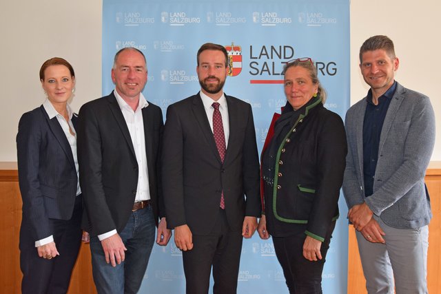 Allegra Frommer (GF Salzburger Verkehrsverbund), Bgm. Alexander Stangassinger (Hallein), LR Stefan Schnöll, Bgm. Gabriella Gehmacher-Leitner (Anif) und Bgm. Herbert Schober (Grödig). | Foto: Land Salzburg/Lena Braito