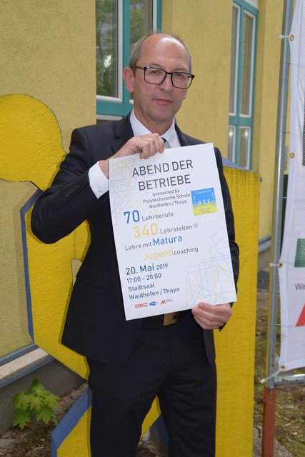 Direktor Franz Jauk lädt zum Arbeit der Betriebe ein.