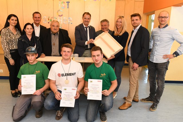 Die Sieger der jeweiligen Lehrjahre: René Gruber, Jakob Salbrechter und Sebastian Stach mit den Ehrengästen
