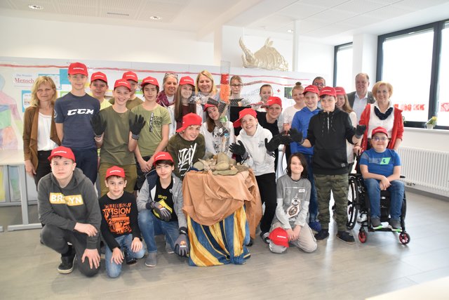Bürgermeister Martin Treffner besuchte die Schüler der 3. Klasse der RNMS Feldkirchen und überbrachte kleine Präsente | Foto: Friessnegg