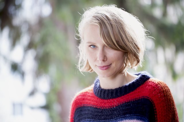 Barbara Zeman &amp; Sweet Sweet Moon
Barbara Zeman liest aus ihrem monumentalen, viel gefeierten Debütroman „Immerjahn“ und wird dabei im Ping Pong-Format von der bittersüßen Band Sweet Sweet Moon (Matthias Frey, Violine, Synthesizer und Lukas Pöchhacker, Cello) sowohl musikalisch als auch inhaltlich getragen. Groß, und weit mehr als bloße Verzückung.
am Bild: Barbara Zemann | Foto: Judith Jelinek