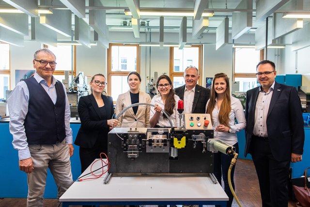 Eine der spannenden Projekt-Einreichungen der HTL Neufelden: (v. l.) Dipl.-Ing. Dr. Huber Fellhofer (Abteilungsleiter Automatisierungstechnik), Paulina Slomo, MA (Bosch Corporate Marketing), Carina Palenik, MSc (Bosch Personalmarketing), Irene Pumberger, Mag. Walter Jungwirth (Schulleiter HTL Neufelden), Kerstin Venzl vor dem Projekt „Drahtrichtanlage“, das sich mit einer Maschine für Blindenwerkstätten beschäftigt.