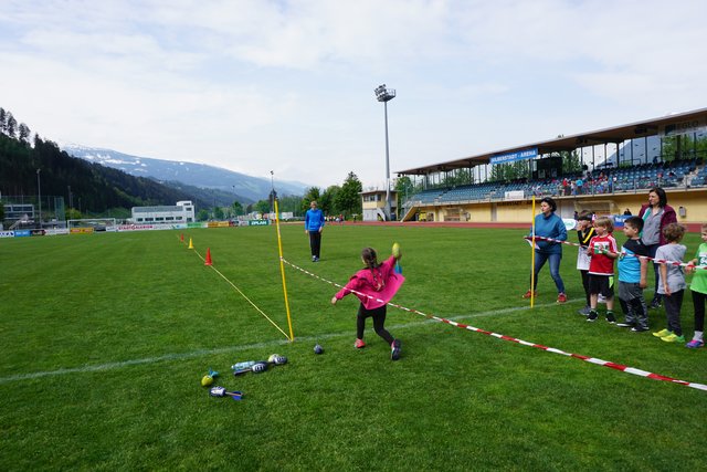 Alle fiebern mit beim Weitwurf | Foto: ASVÖ Tirol