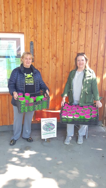 Waltraud Stindl und Barbara Schluschanek beim Aschenbecher-Parkplatz. | Foto: GRÜNE Langenzersdorf