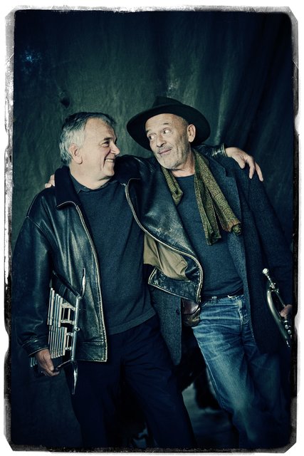 LiTONale: Bodo Hell &amp; Duo Hammerling
Das Duo Hammerling (Fritz Mosshammer: Alphorn, Fujara und Erwin Rehling: Schlagwerke, Fliesophon) performt gemeinsam mit dem Autor und Alpenhirt Bodo Hell (SprechKaskaden und Suaden) ein literarisch-musikalisches Feuerwerk ohne Brandgefahr und Luftverschmutzung, erhellend und dahinschnellend.
am Bild: Duo Hammerling | Foto: Werner Bauer